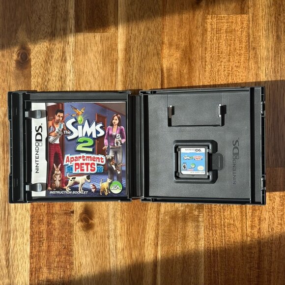 The Sims 2 Apartment Pets Nintendo DS Complete In Box CIB Manual TESTED WORKING - Picture 4 of 8